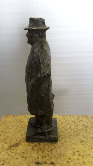 Mari Andriessen - Meneer Thijm, staande met paraplu kopen? Bied vanaf 800!