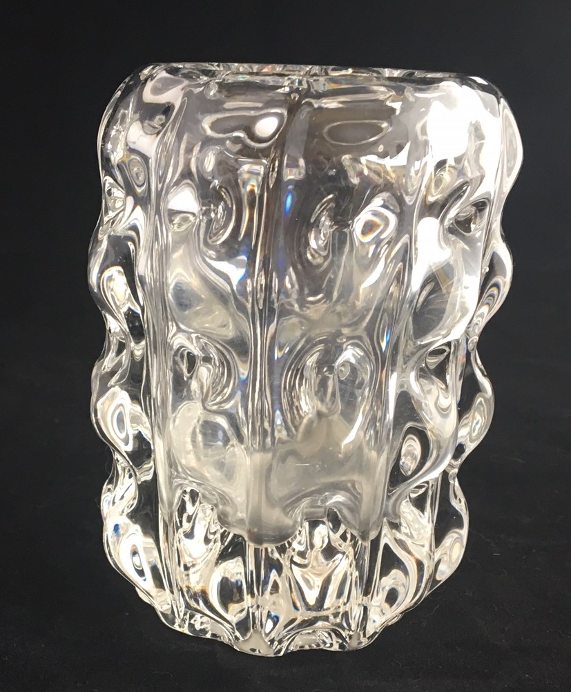 Niet of onleesbaar gesigneerd - Blank kristallen hand geblazen Brutalist vaasje kopen? Bied vanaf 1!