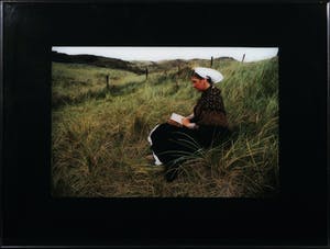 Paul Huf - Foto, Lezende vrouw in kledingdracht - Ingelijst kopen? Bied vanaf 1!