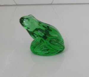 Niet of onleesbaar gesigneerd - Boheemse Groene kunstglazen presse papier kikker kopen? Bied vanaf 10!