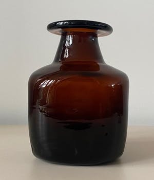 Niet of onleesbaar gesigneerd - Bruin glazen Flesvaasje ontwerp Erik Hoglund kopen? Bied vanaf 1!