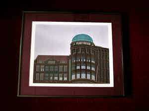 Sees Vlag - Fraaie Zeefdruk ’s Gravenhage Planetarium Haagse Courant gebouw - gesigneerd verkocht voor € 10!