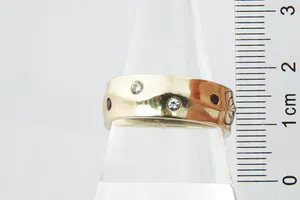 Fraaie 14 krt goud en diamanten "gewelfde" ring - met rode en blauwe steentjes kopen? Bied vanaf 330!