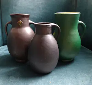 Klaas Mobach sr. - Unieke Collectie Medaillon aardewerk: 1x jardinaire - 3x oorkannen kopen? Bied vanaf 175!