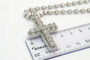 88 - Fraai 18Krt wit-gouden bolletjes collier en ca3.40 crt diamanten kruis kopen? Bied vanaf 2500!