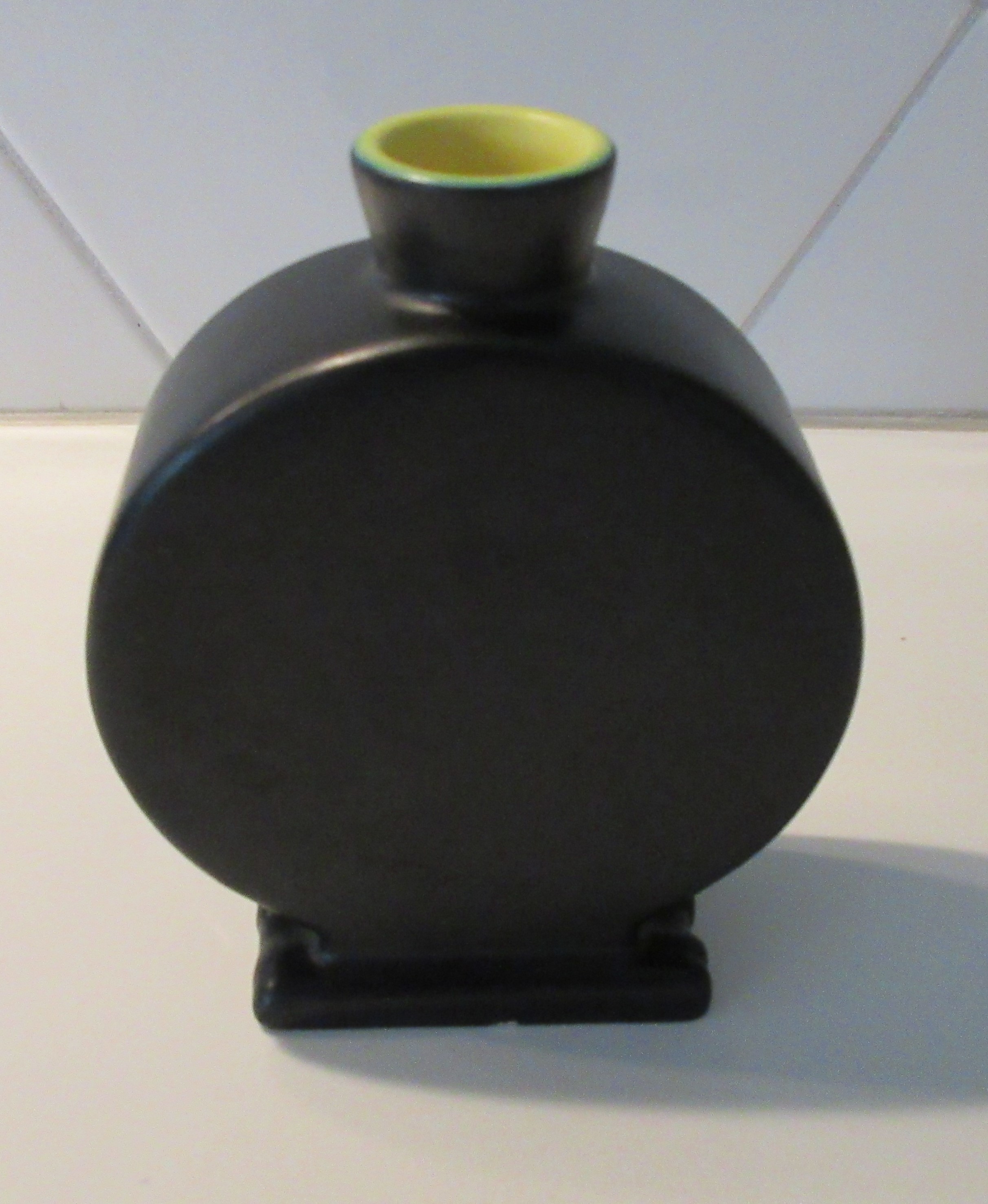 Rüppurr-Fayence - Mat zwart-geel Bauhaus vaasje  verkocht voor € 18!