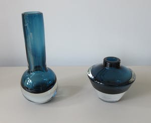 Niet of onleesbaar gesigneerd - Twee dikwandige rookblauwe glazen discus en schoorsteen vaas kopen? Bied vanaf 1!