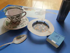 Daniel Spoerri - Tableau Piege - karton/ zeefdruk - 98/300 - uitklapbaar tafeltje - 68 x 68 cm kopen? Bied vanaf 450!