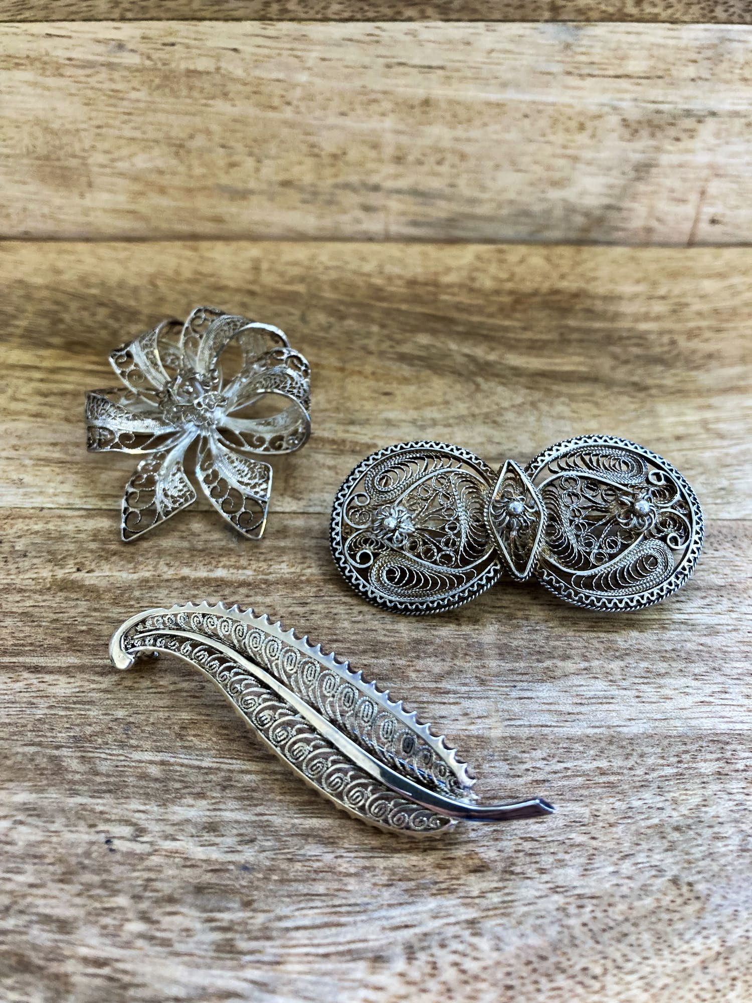 Een Lotje van drie zilveren broches filigrain kopen? Bied vanaf 39!