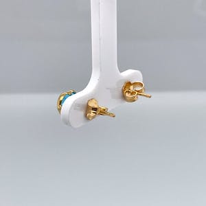 18kt gouden handgemaakte oorstekers met topaas. 1,56gr kopen? Bied vanaf 95!