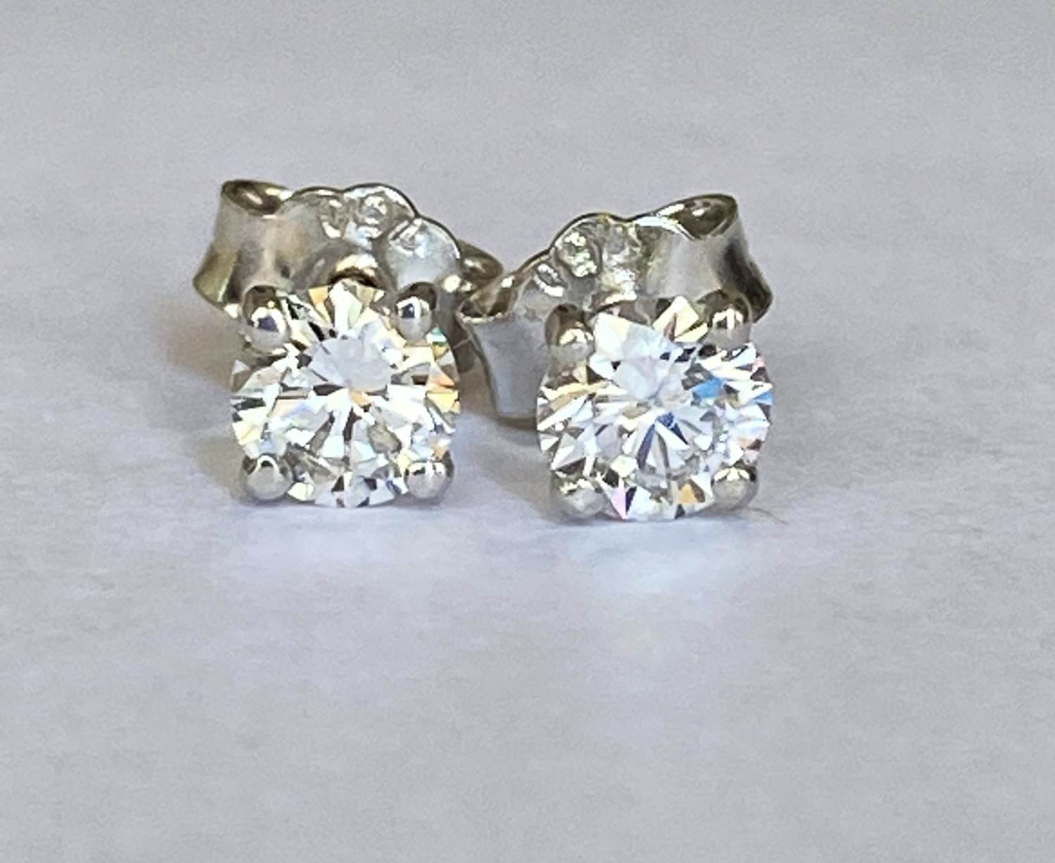 Witgouden oorstekers met diamanten ca 0.70 crt kopen? Bied vanaf 850!