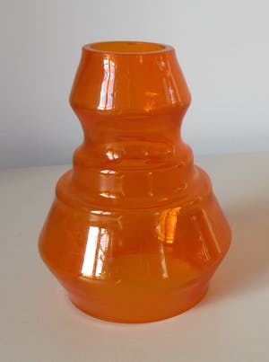 Niet of onleesbaar gesigneerd - Blauwe en oranje Space Age glazen lampenkapjes kopen? Bied vanaf 1!