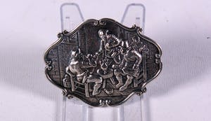 Zilveren broche met voorstelling in reliëf kopen? Bied vanaf 1!