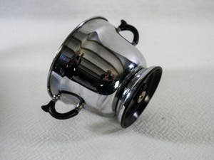 Niet of onleesbaar gesigneerd - Chroom metalen suikerpot met keramische voering kopen? Bied vanaf 1!