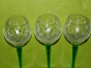 Niet of onleesbaar gesigneerd - 3 vintage Franse wijnglazen met groene voet kopen? Bied vanaf 1!