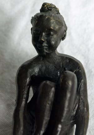 Niet of onleesbaar gesigneerd - Bronzen beeldje , “Meisje aan het water“ kopen? Bied vanaf 1!