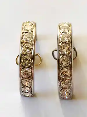 2 Creolen van witgoud met geslepen diamanten verkocht voor € 300!