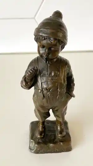 Julius Schmidt- Felling - Gepatineerd bronzen beeldje van een jongen die een sigaret rookt verkocht voor € 75!