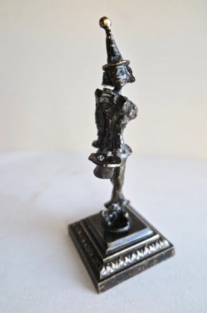 Corry Ammerlaan - Clown houdt hoed op -Beeld op mooi geprofileerd bronzen basement -deels verguld kopen? Bied vanaf 1!