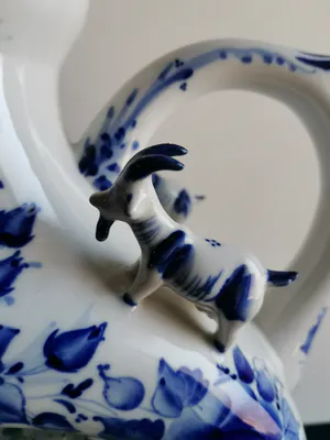 Niet of onleesbaar gesigneerd - Fraaie gedecoreerde Chinese koffiepot in blauw en wit keramiek kopen? Bied vanaf 1!