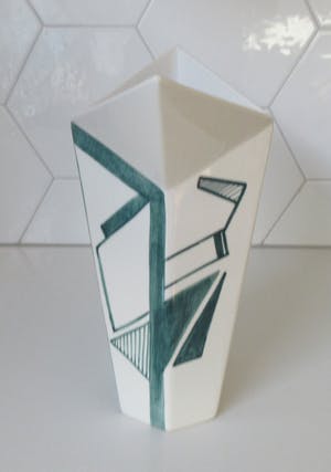 Niet of onleesbaar gesigneerd - Avantgardisctische keramische vaas met lijndecoratie kopen? Bied vanaf 10!