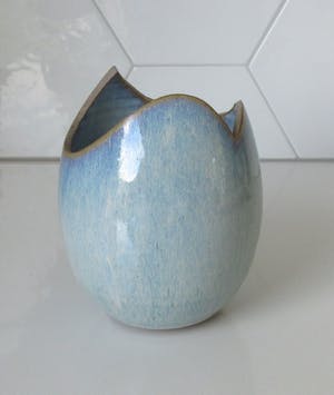 Ed Meissenberg - Opengezaagd keramisch vaasje met blauw-lila stroomglazuur kopen? Bied vanaf 30!