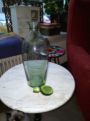 Niet of onleesbaar gesigneerd - groene karaf zeer mooi dun glas verkocht voor € 1!