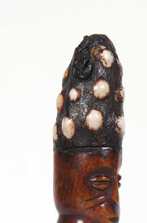 Congo - Benen beeld, gehurkt figuur met kauri-hoed kopen? Bied vanaf 1!