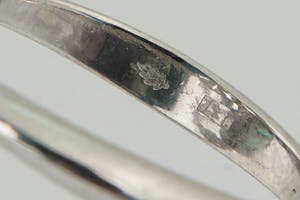 1278 - Elegante 14krt wit goud & 0.70ct diamanten ring met 4 smaragd "druppels" kopen? Bied vanaf 380!