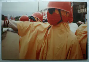 Henk Schiffmacher - Grote gesigneerde foto op dibond “Demonstratie…” + gesigneerd fotoboek kopen? Bied vanaf 150!