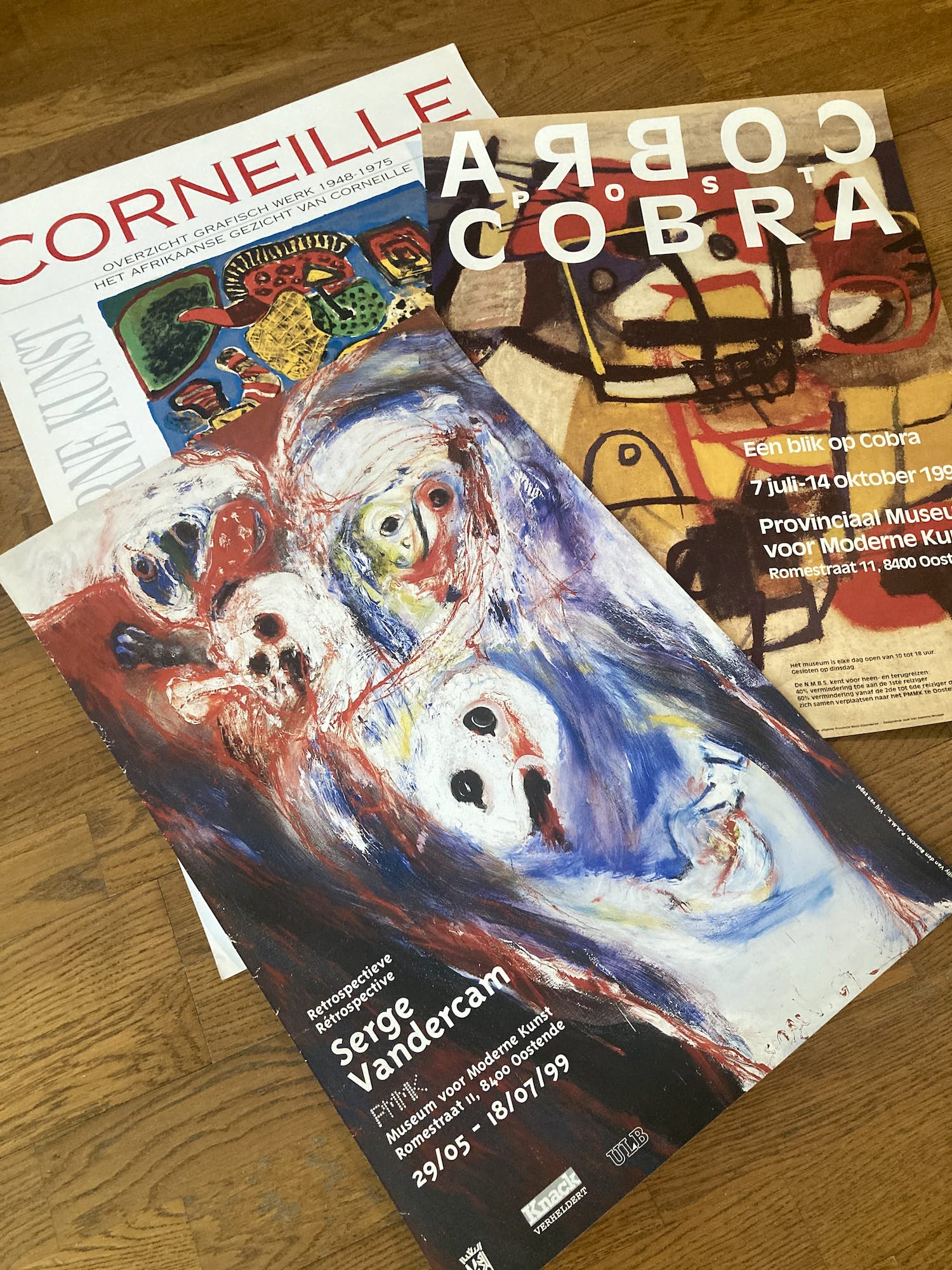 Niet of onleesbaar gesigneerd - Verzameling tentoonstellingsaffiches PMMK museum (11 x Corneille, Bogart, ...) kopen? Bied vanaf 1!