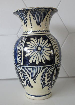 Niet of onleesbaar gesigneerd - Blauwe witte Volksaardewerken vaas voorzien van slibglazuur kopen? Bied vanaf 1!