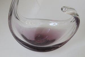 Niet of onleesbaar gesigneerd - Paarse en blank glazen vrijgevormde schaal kopen? Bied vanaf 10!