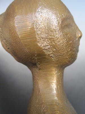 Brons (Onbekend) - Zittende vrouw op handen gedragen. kopen? Bied vanaf 75!