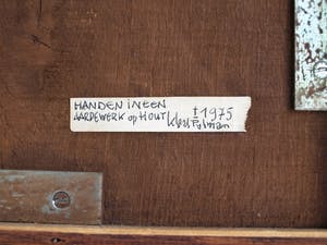 Klaas Pijlman - Aardewerk op hout , Handen ineen - ca. 1975 kopen? Bied vanaf 50!