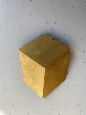 Niko de Wit - Jaarpenning VPK 1990 (#1) “Getrapt blok” – messing kopen? Bied vanaf 20!