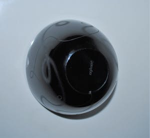 Orrefors - Zwart kristallen kom met geetst patroon - design Ingegerd Råman 2003 kopen? Bied vanaf 30!