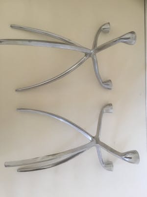 Niet of onleesbaar gesigneerd - Twee aluminium kandelaars kopen? Bied vanaf 10!