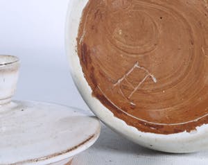 Dirk Hubers - Aardewerk, Dekselpot en schaal op voet kopen? Bied vanaf 80!