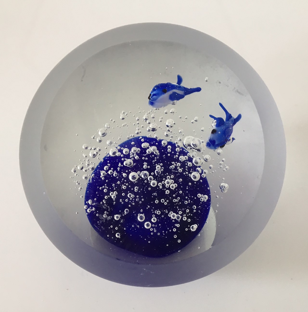 Niet of onleesbaar gesigneerd - Mat gesatineerde blanke en blauwe glazen presse papier vissen en bubbels verkocht voor € 1!