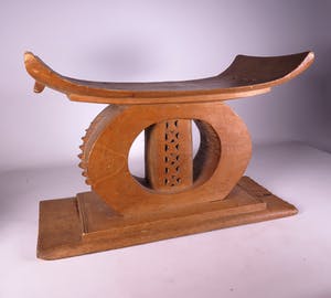 Niet of onleesbaar gesigneerd - Deels opengewerkt houten stoeltje kopen? Bied vanaf 1!