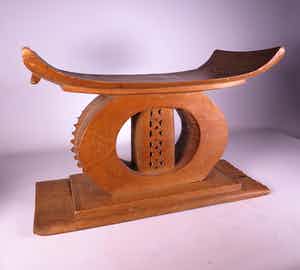 Niet of onleesbaar gesigneerd - Deels opengewerkt houten stoeltje verkocht voor € 1!