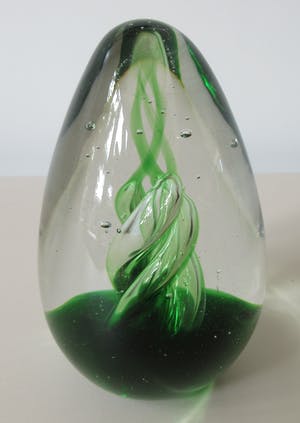 Siem van der Marel - Presse papier met groene slingers en luchtbellen kopen? Bied vanaf 37!