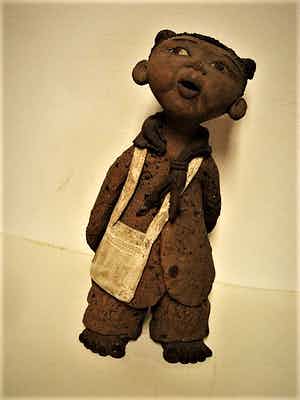 Niet of onleesbaar gesigneerd - Groot Chinees Henan Xinxiang aardewerk beeld "Meisje met tas" gesigneerd verkocht voor € 1!