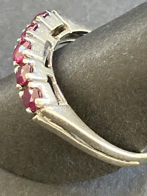 14 karaats witgouden memoire ring bezet met vijf robijnen kopen? Bied vanaf 85!