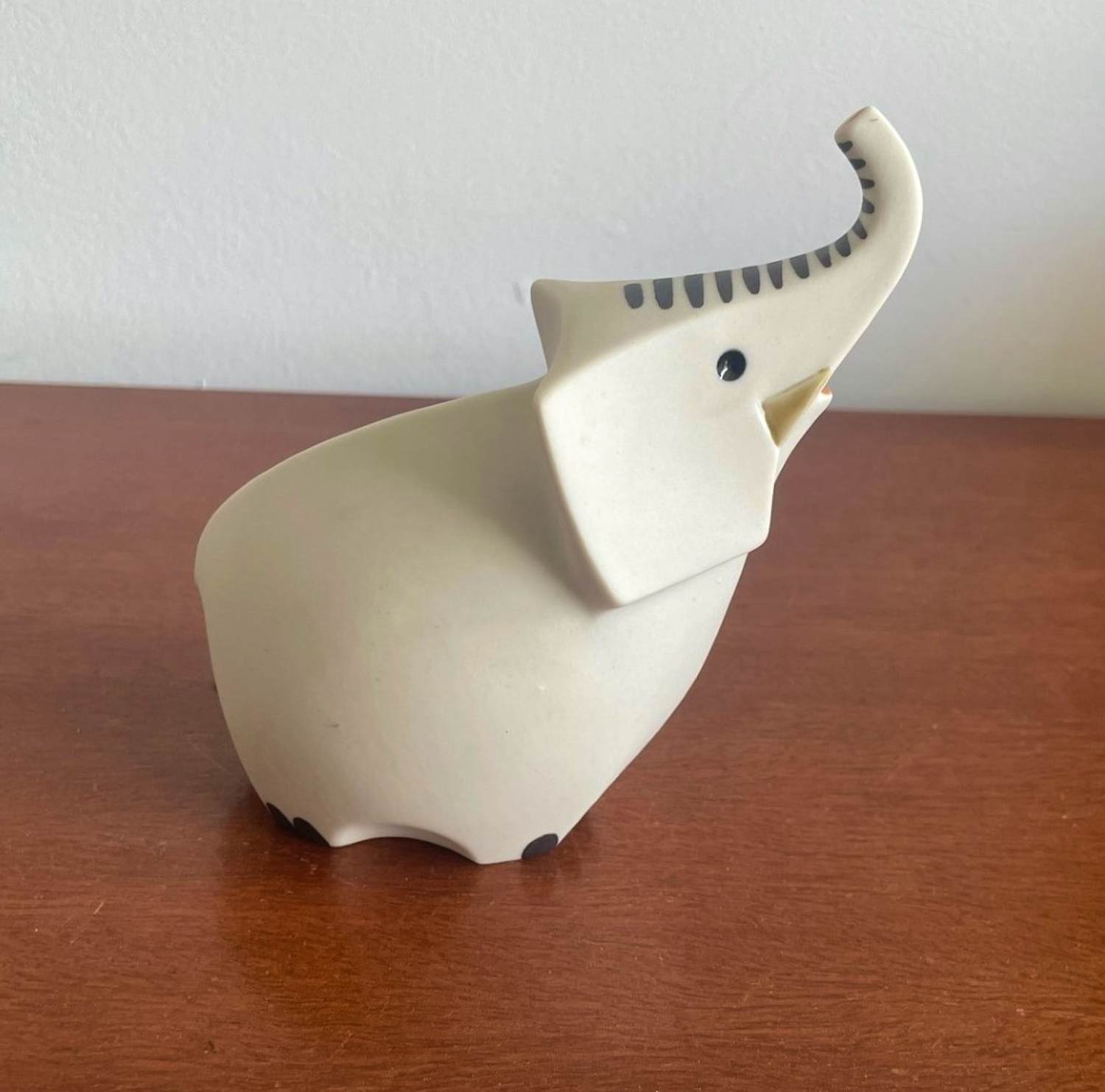 Buy Niet of onleesbaar gesigneerd - Modernistisch biscuit porseleinen figuur van een olifant? Bid from 10!