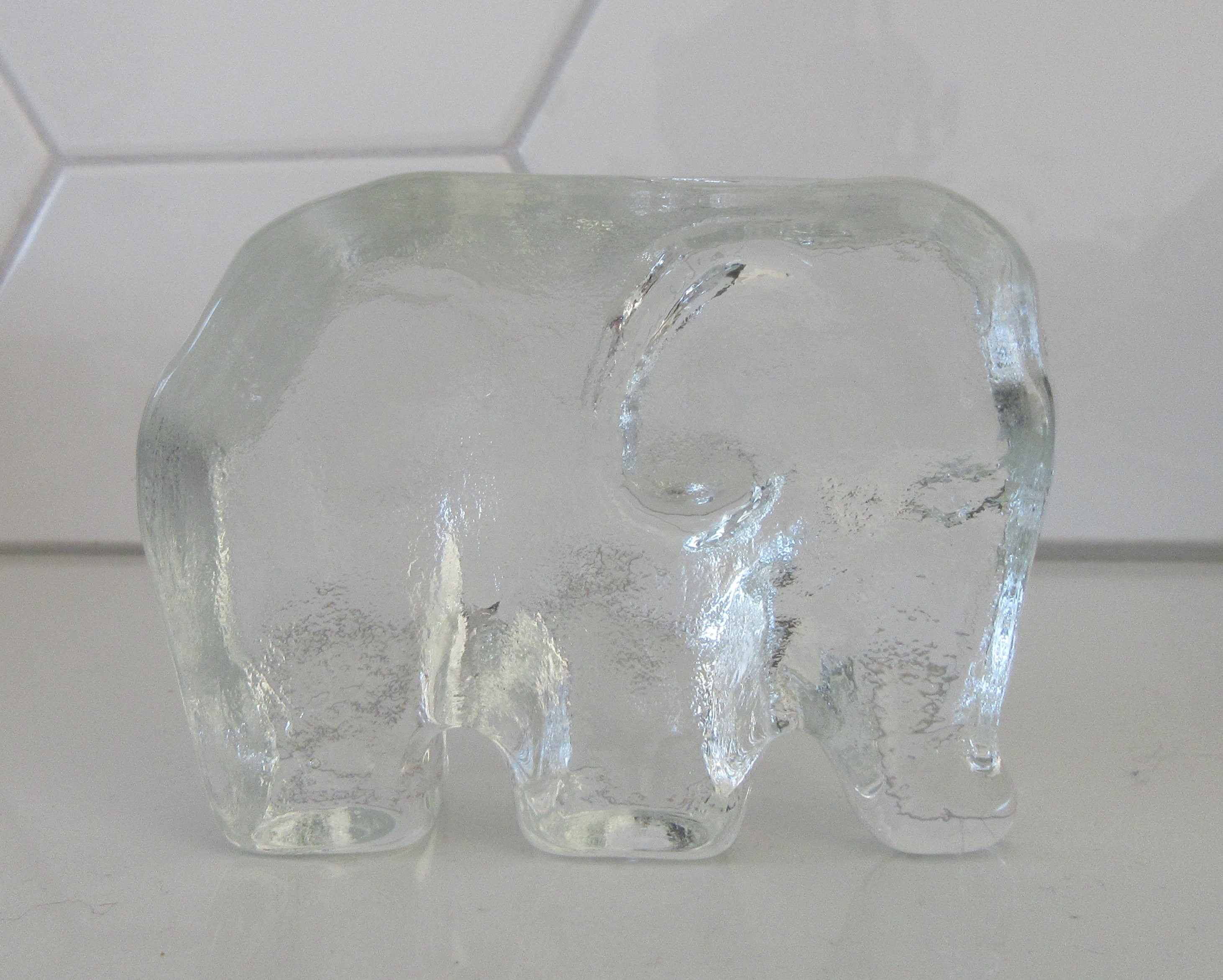 Niet of onleesbaar gesigneerd - Blank glazen presse papier Olifant kopen? Bied vanaf 1!