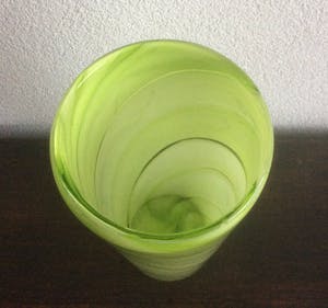 Niet of onleesbaar gesigneerd - HOGE GROENE GLAZEN DESIGNVAAS kopen? Bied vanaf 1!