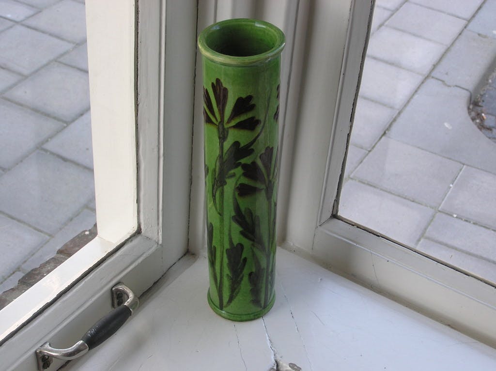 Niet of onleesbaar gesigneerd - Art Nouveau Gouda Glansplateel Cilindervaas met decoratie van distel kopen? Bied vanaf 1!