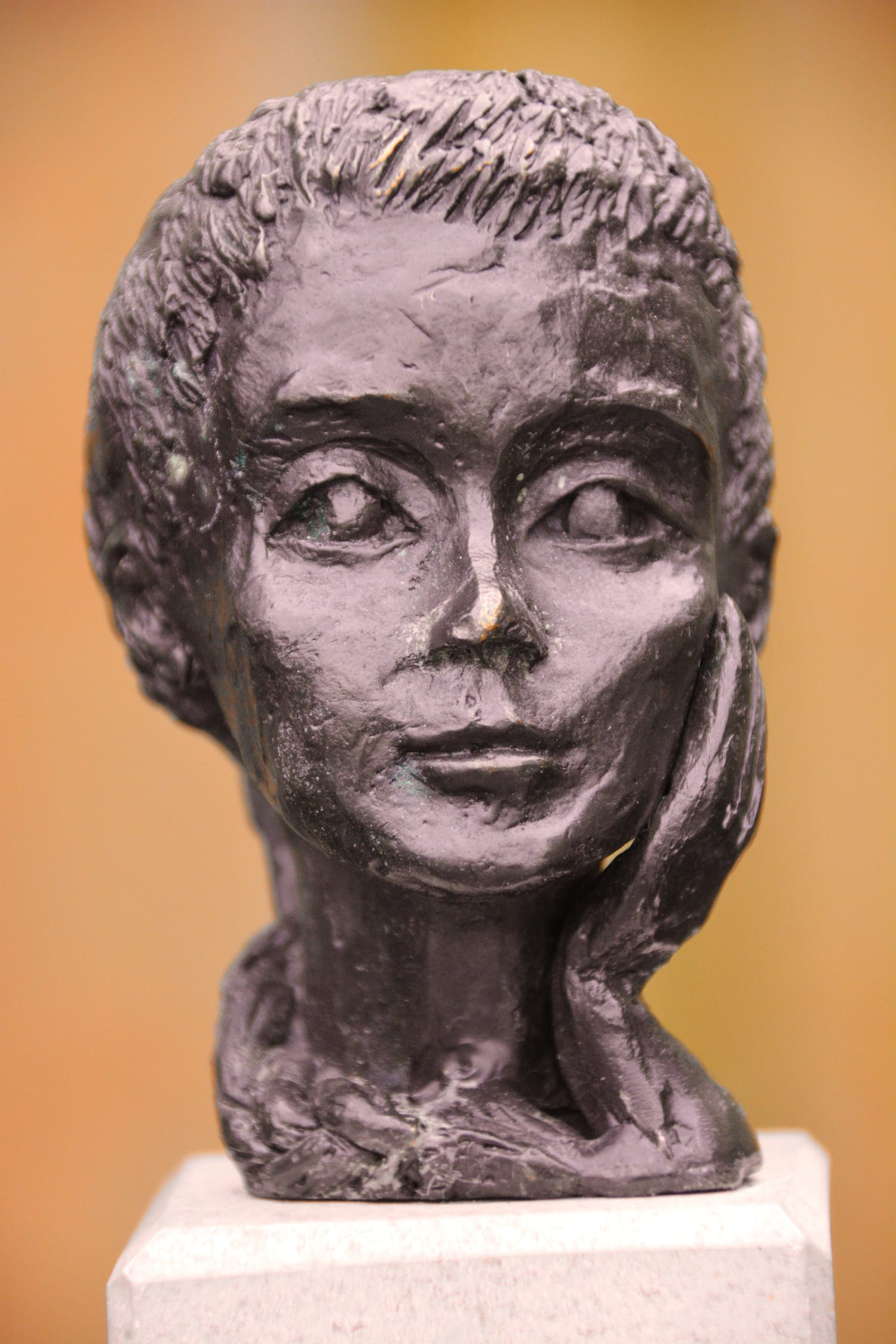 Astrid Veldhuyzen-Koppen - Fraai beeldje getiteld "luisteren" kopen? Bied vanaf 8!